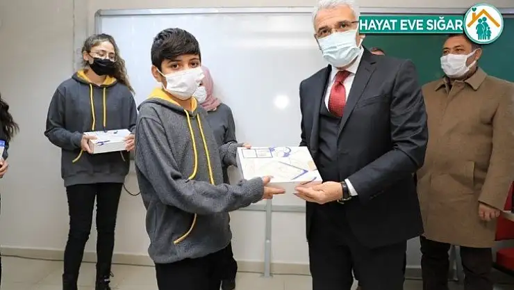 İhtiyaç sahibi öğrencilere tablet dağıtımı sürüyor