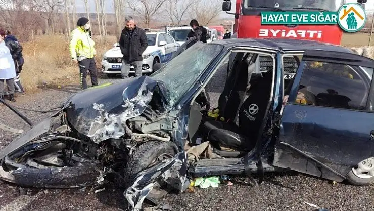 İki araç çarpıştı:  5 yaralı