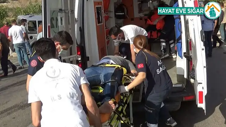 İki araç kafa kafaya çarpıştı: 3 yaralı