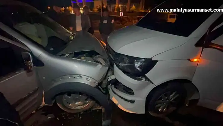 İki araç kafa kafaya çarpıştı: 3 yaralı