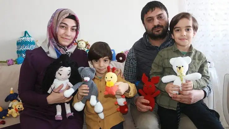 İki çocuk annesi çok sevdiği bebeklerden para kazanıyor
