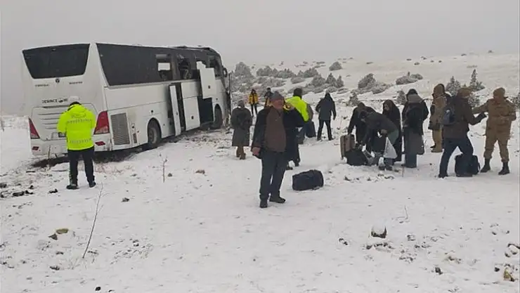 Zincirleme Trafik Kazasında 2 Kişi Öldü 8 Kişi Yaralandı