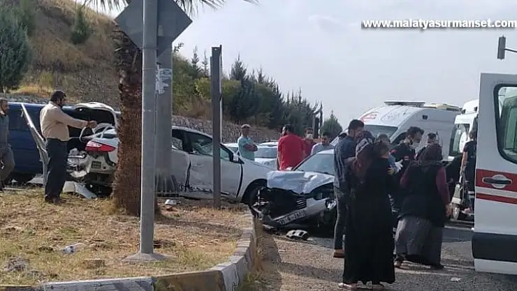 İki otomobil çarpıştı: 3 yaralı