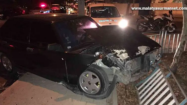 İki otomobil çarpıştı: 3 yaralı