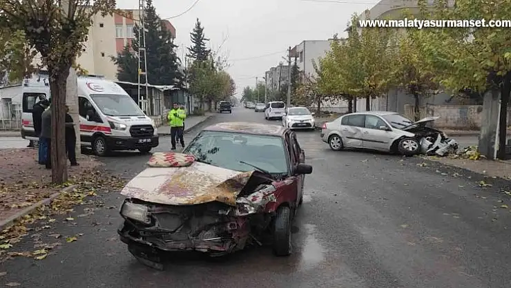 İki otomobil çarpıştı: 4 yaralı