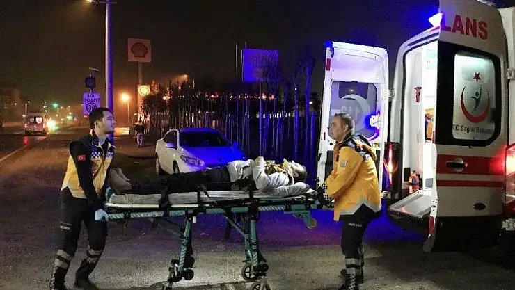 İki otomobil çarpıştı, araçta sıkışan sürücüyü itfaiye kurtardı