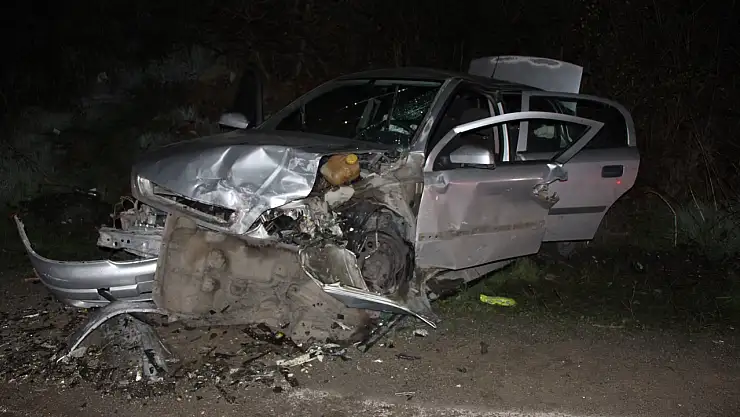 İki Otomobil Kafa Kafaya Çarpıştı 8 Yaralı