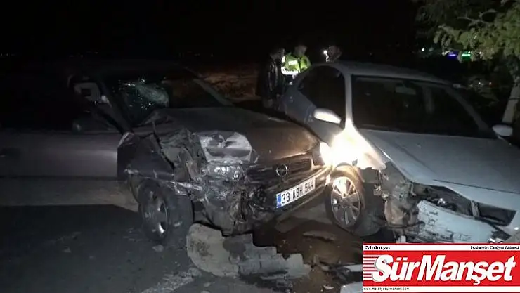 İki otomobil kafa kafaya çarpıştı: 4 yaralı