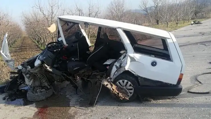 İki otomobil kafa kafaya çarpıştı: 1'i ağır 4 yaralı