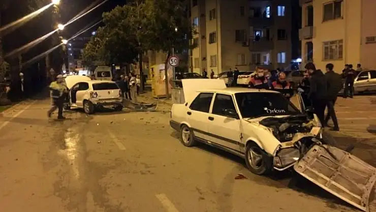 İki otomobil kafa kafaya çarpıştı, sürücüler yara almadan kurtuldu