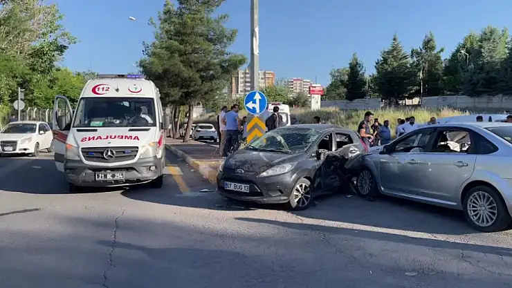 İki Otomobilin Çarpışması Sonucu 7 Kişi Yaralandı