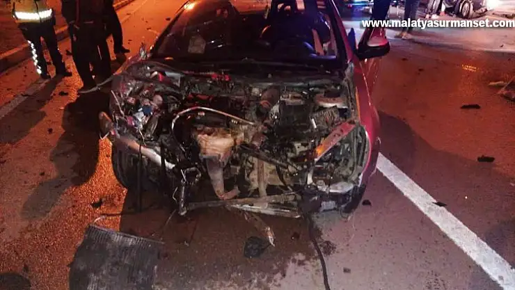 İki otomobilin çarpıştığı kazada 3 kişi yaralandı