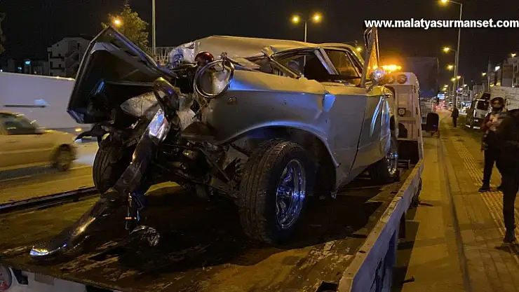 İki servis minibüsü ve otomobil çarpıştı: 2 yaralı
