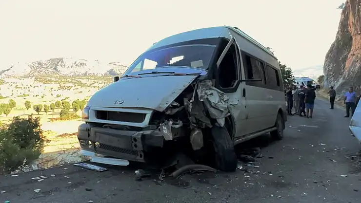 İki servis minibüsünün çarpıştığı kazada 13 kişi yaralandı