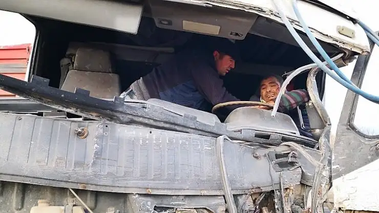 İki tırın çarpıştığı kazada sürücülerden biri kabinde sıkıştı