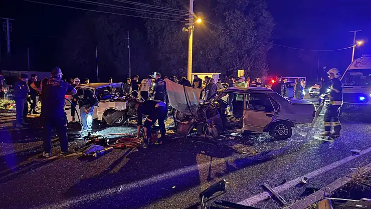 İki Tofaş araç kafa kafaya çarpıştı: 2'si ağır 3 yaralı