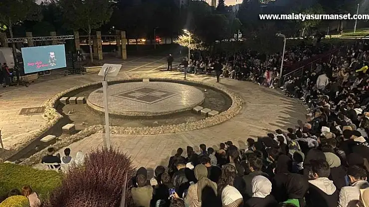 İlk defa gerçekleşen açık hava sinemasına öğrenciler akın etti