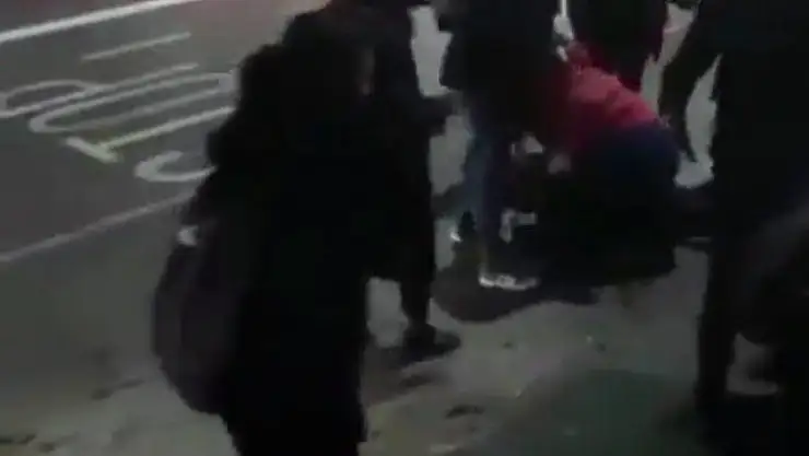 İngiltere'de Müslüman kız çocuğuna saldıran çift gözaltına alındı