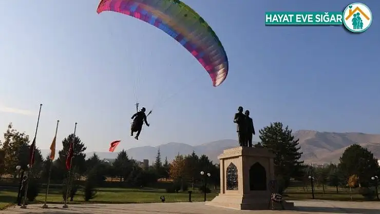 İnönü Üniversitesi'nde paraşütlü anma