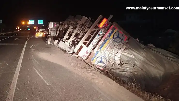 İplik yüklü tır devrildi