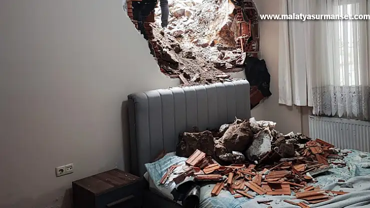 İş makinesi evin duvarını deldi, firma çalışanları işe devam etti