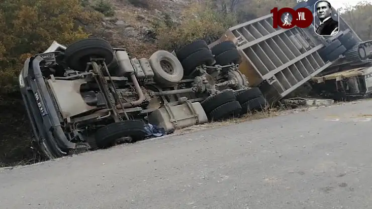 İş Makinesi Taşıyan Tır Devrildi 2 Kişi Öldü
