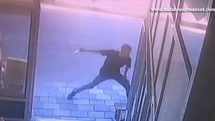 İş yeri önünde oturan husumetlisini defalarca bıçakladı