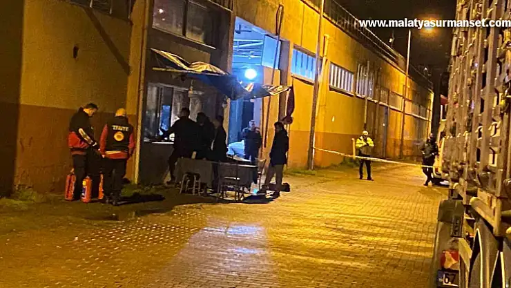 İş yerinde ailesini rehin aldı, üzerine benzin döküp bıçakla kendini yaraladı