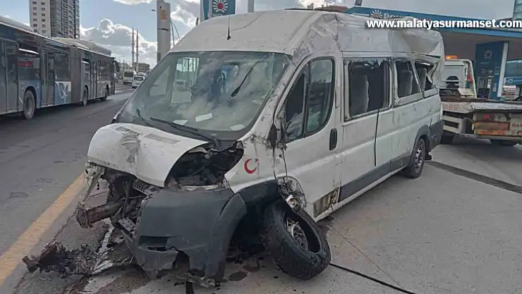 İşçileri taşıyan servis minibüsü iki otomobile çarptı: 6 yaralı
