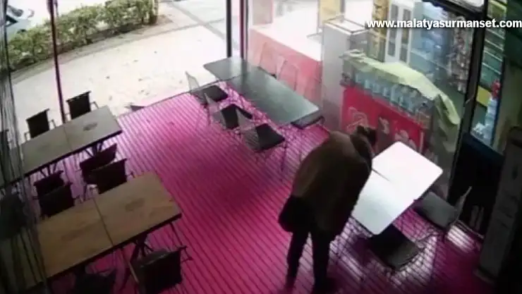 İşe alınmayınca masalara tükürdü