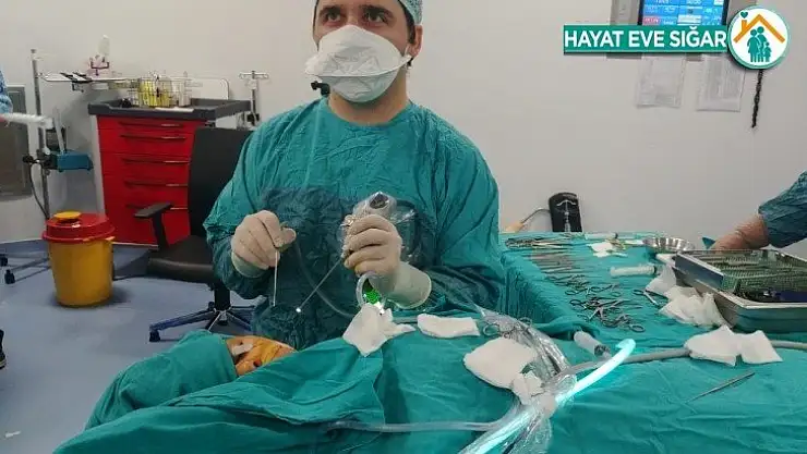 İşitme kaybı olan çocuğa kapalı kulak zarı ameliyatı