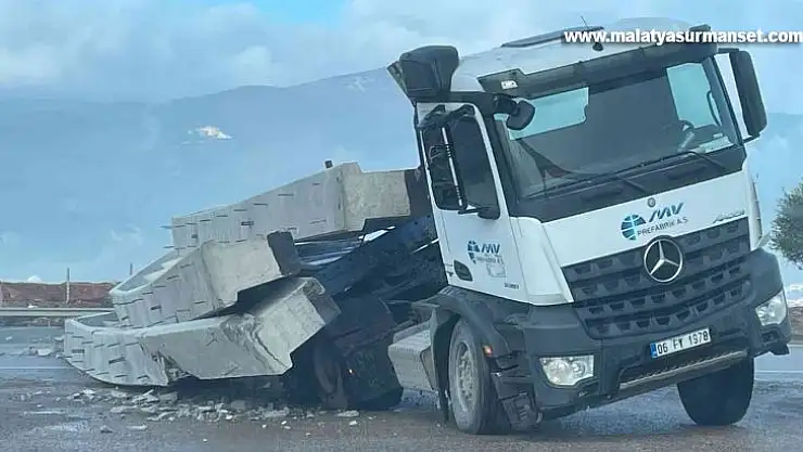 İslahiye'de beton blok yüklü tır devrildi