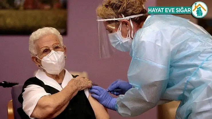 İspanya'da ilk Covid-19 aşısı 96 yaşındaki kadına yapıldı