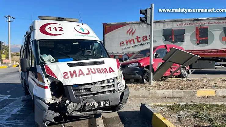 ambulans ile hafif ticari araç çarpıştı: 1 ölü, 6 yaralı