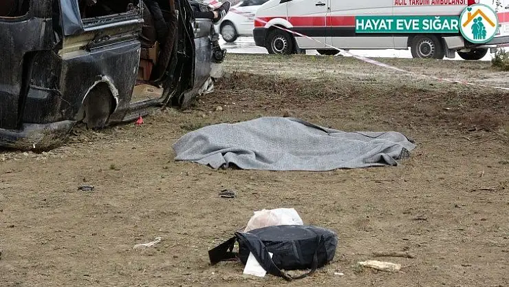 Isparta'da minibüs ile hafif ticari araç çarpıştı: 3 ölü, 8 yaralı