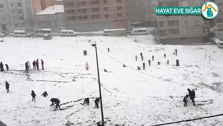 İstanbul beyaza bürününce çocuklar kısıtlamayı unuttu