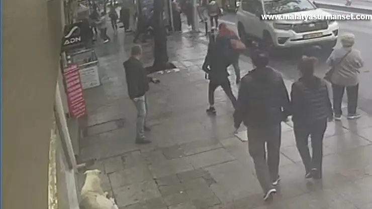 İstanbul'da bıçaklı ev sahibi dehşeti kamerada: Kiracısından 10 bin lira zam istemiş