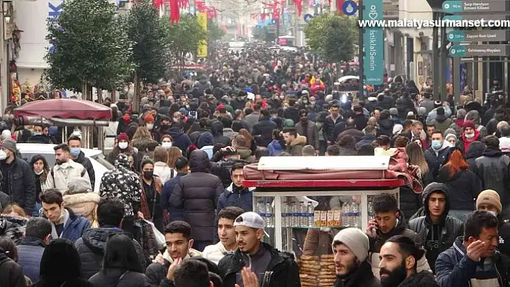 İstanbul'da kar esaretinin ardından vatandaşlar soluğu Taksim'de aldı