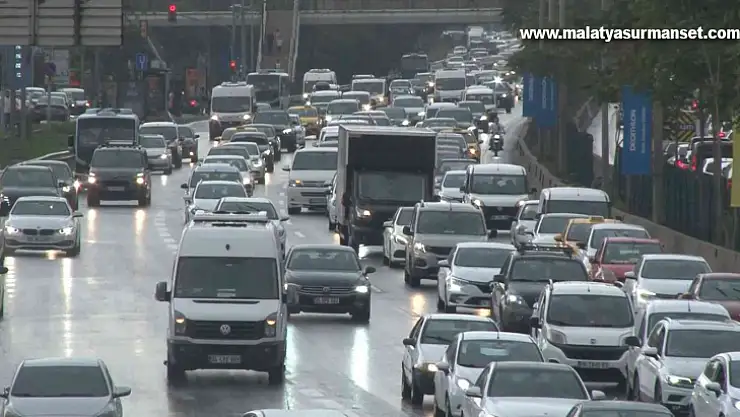 İstanbul'da yağmur başladı, trafik yoğunluğu arttı