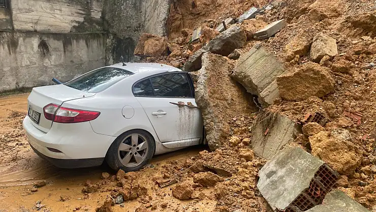 İstinat Duvarı Çöktü 3 Araç Zarar Gördü