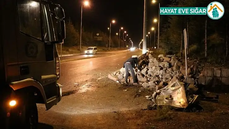 İstinat duvarına çarpan araç hurdaya döndü: 1 ölü, 2 yaralı