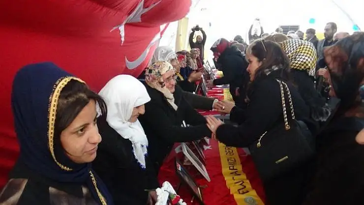 İTO üyeleri eşleri ile birlikte evlat nöbeti tutan aileleri ziyaret etti