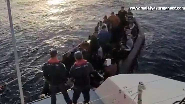İzmir açıklarında 143 göçmen kurtarıldı, 31 göçmen yakalandı
