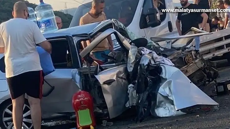 İzmir'de iki aracın çarpıştığı kazada ölenlerin sayısı 2'ye yükseldi