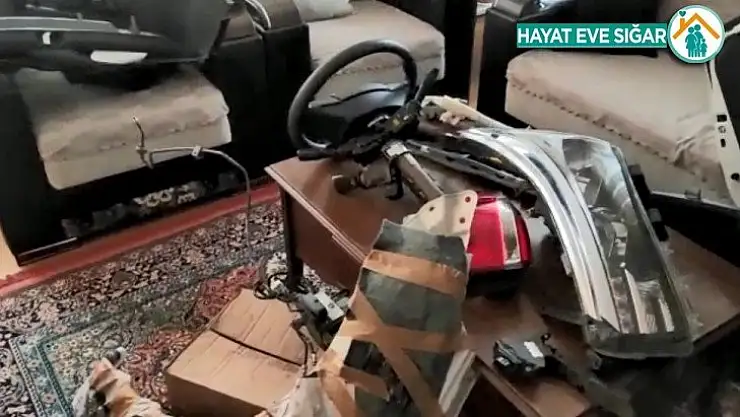 İzmir'de ilginç olay: Çalıntı aracın parçalarını salonda saklamış