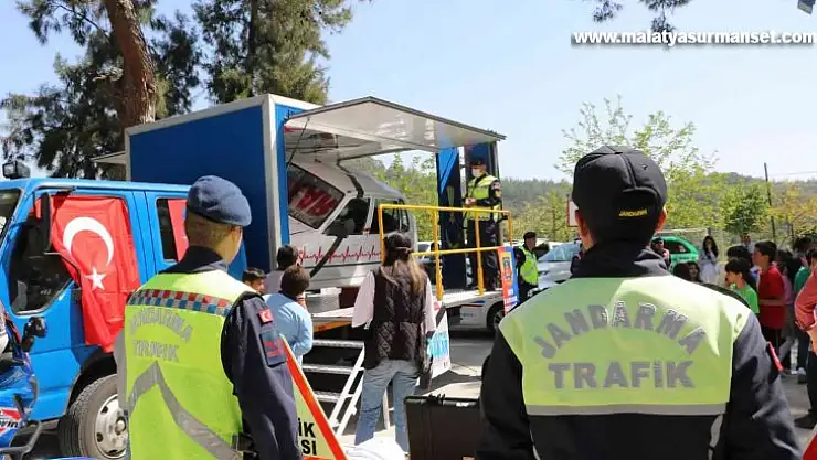 İzmir'de jandarma ekiplerinden öğrencilere trafik eğitim semineri