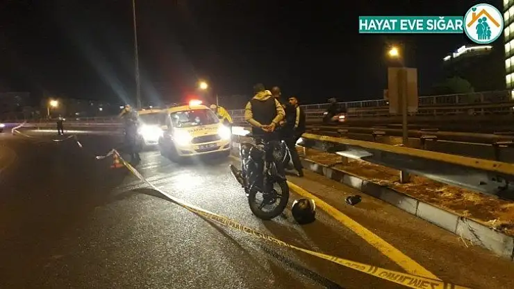 İzmir'de virajı alamayan motosiklet bariyere çarptı: 1 ölü