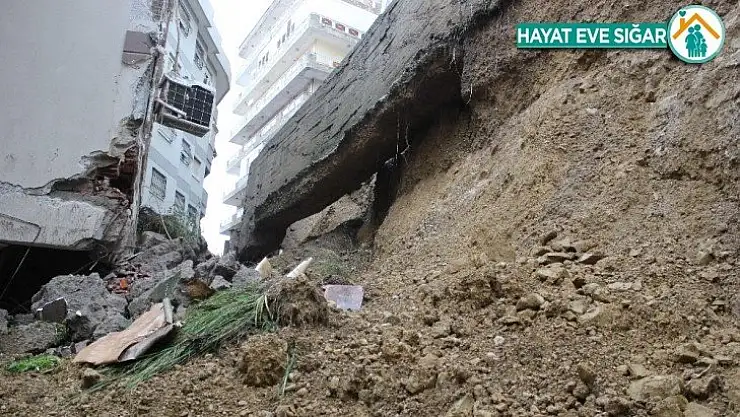 İzmir'de yıldırım nedeniyle istinat duvarı çöktü bina tahliye edildi