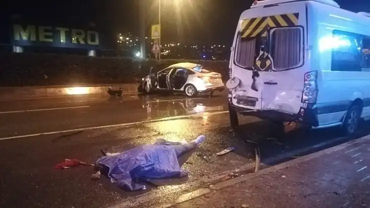 İzmir'de minibüse çarparak takla atan otomobil sürücüsü öldü