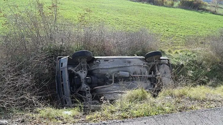 İzmir'de otomobil şarampole yuvarlandı: 2 yaralı